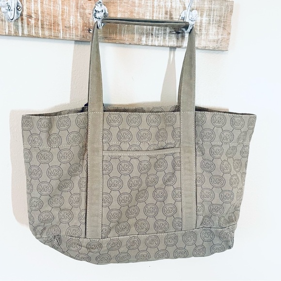 Original Michael Kors Canvas Large Tote Bag โ Stylish & Functional! ๐โจ - Picture 2 of 9